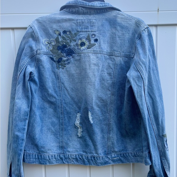 Denim jacket with embroidered flowers on it for detailing from forever 21 - Picture 4 of 5